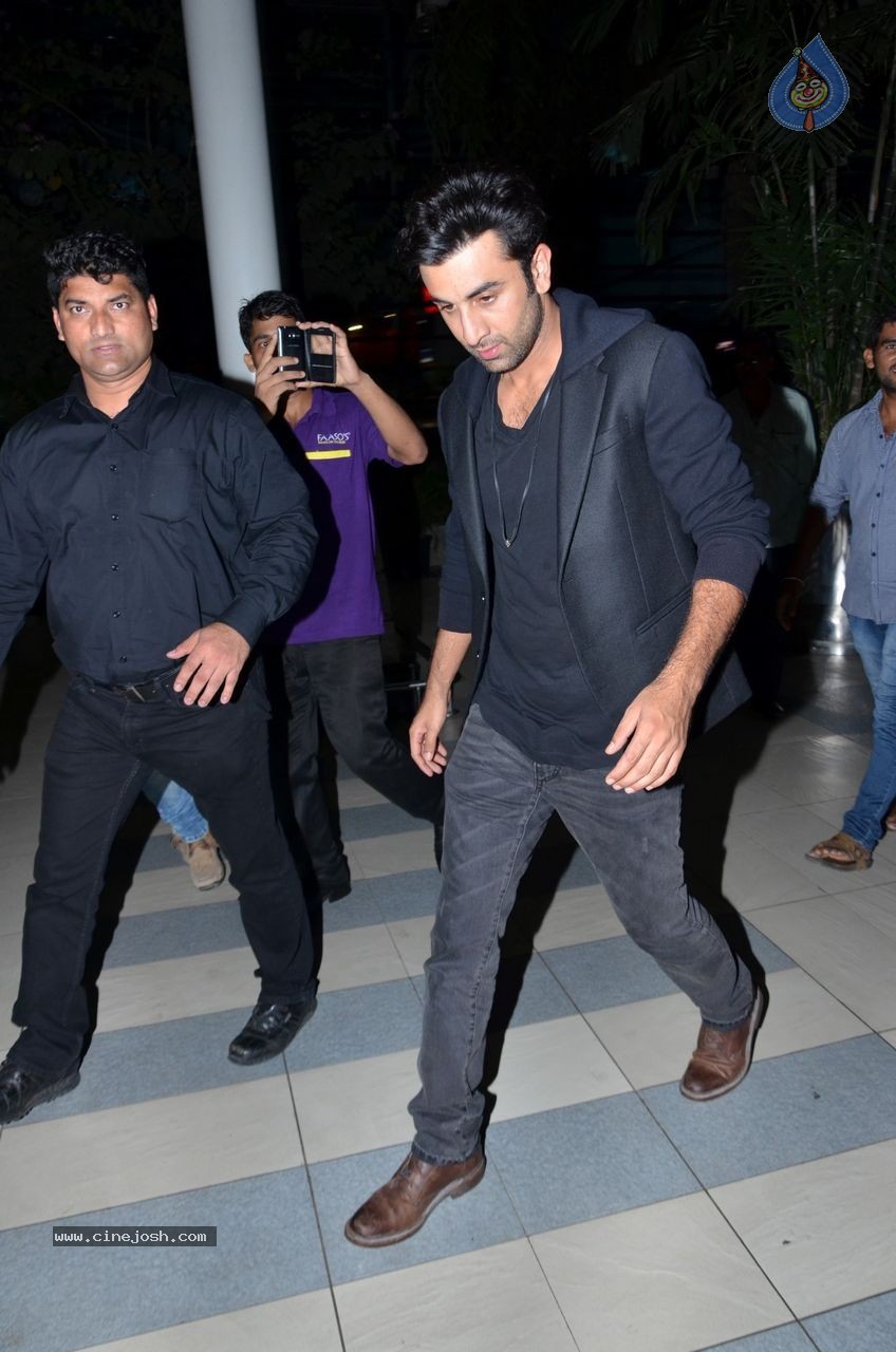 Bolly Celebs Snapped at Mumbai Airport - 48 / 57 photos