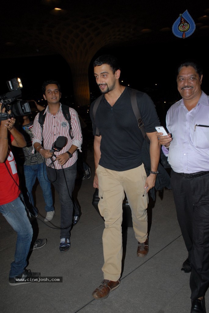 Bolly Celebs Snapped Leaving for IIFA 2014 - 57 / 77 photos