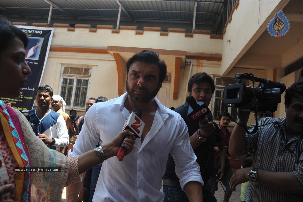 Bolly Celebs Snapped Voting for Loksabha Polls 2014 - 17 / 233 photos