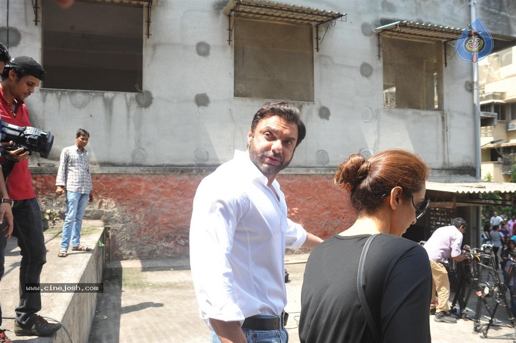 Bolly Celebs Snapped Voting for Loksabha Polls 2014 - 21 / 233 photos