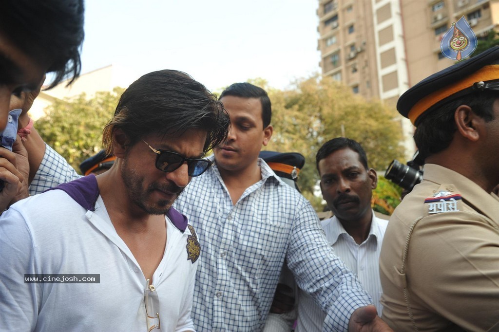 Bolly Celebs Snapped Voting for Loksabha Polls 2014 - 24 / 233 photos