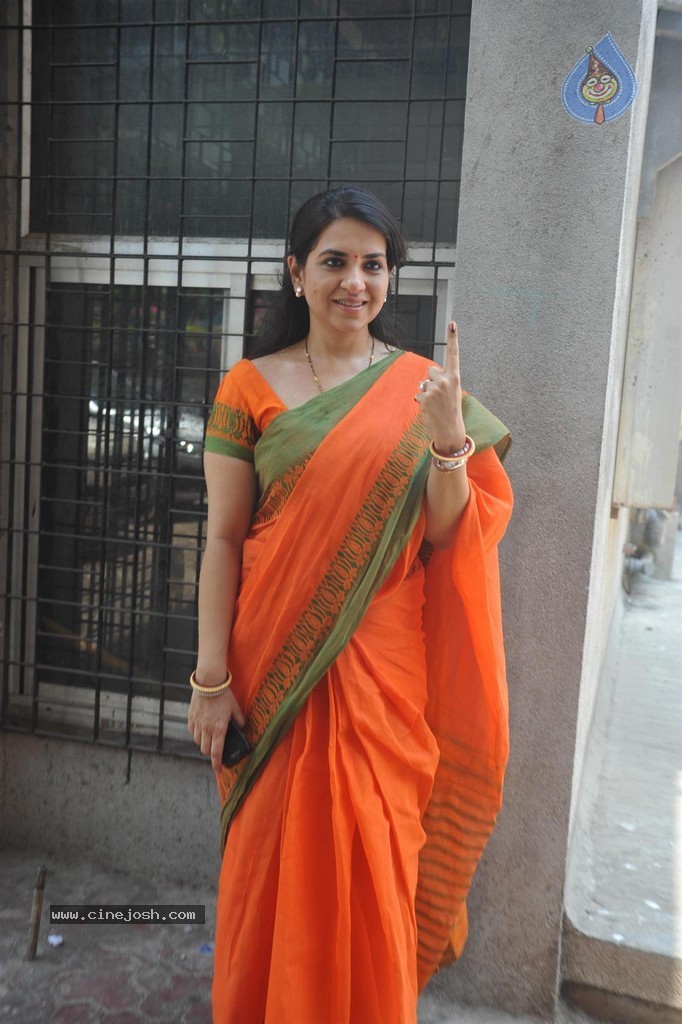 Bolly Celebs Snapped Voting for Loksabha Polls 2014 - 26 / 233 photos