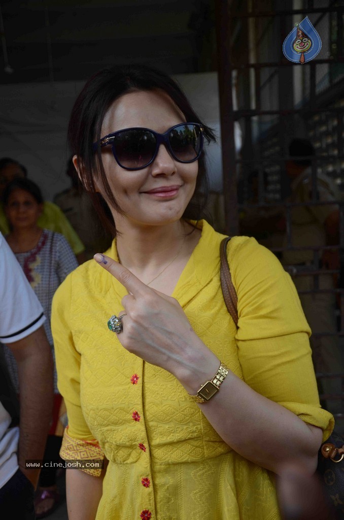 Bolly Celebs Snapped Voting for Loksabha Polls 2014 - 30 / 233 photos