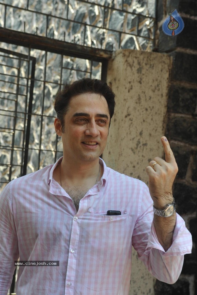 Bolly Celebs Snapped Voting for Loksabha Polls 2014 - 31 / 233 photos