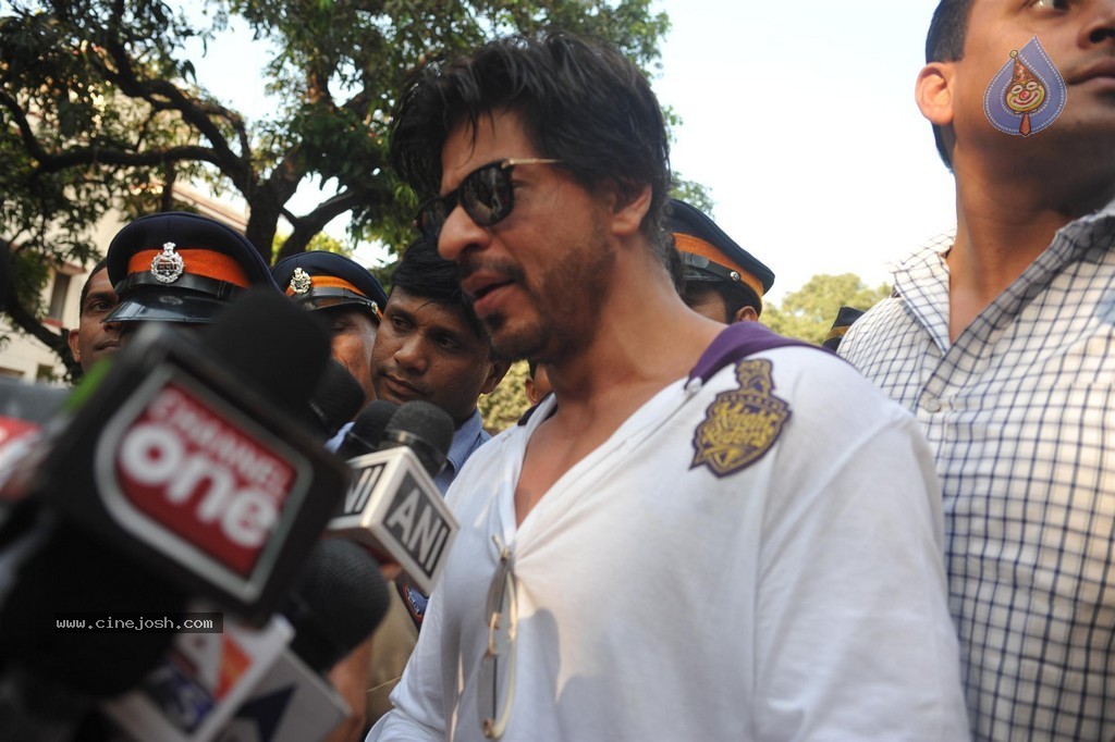 Bolly Celebs Snapped Voting for Loksabha Polls 2014 - 40 / 233 photos