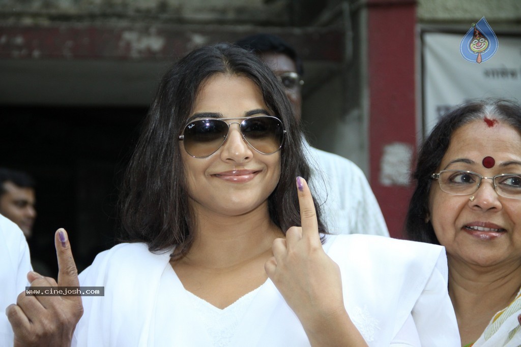 Bolly Celebs Snapped Voting for Loksabha Polls 2014 - 41 / 233 photos