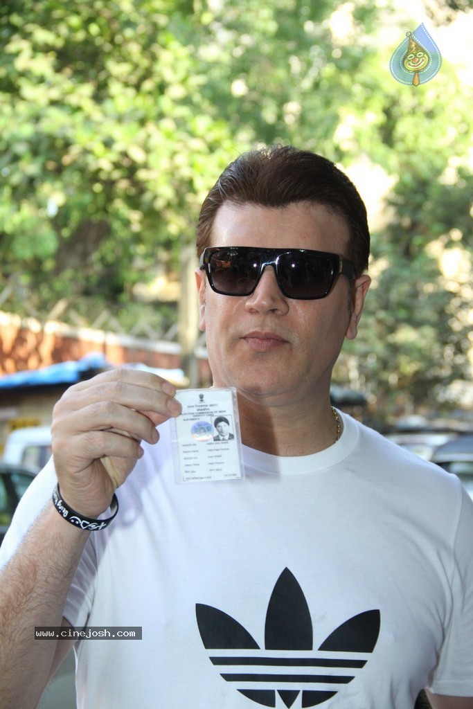 Bolly Celebs Snapped Voting for Loksabha Polls 2014 - 42 / 233 photos