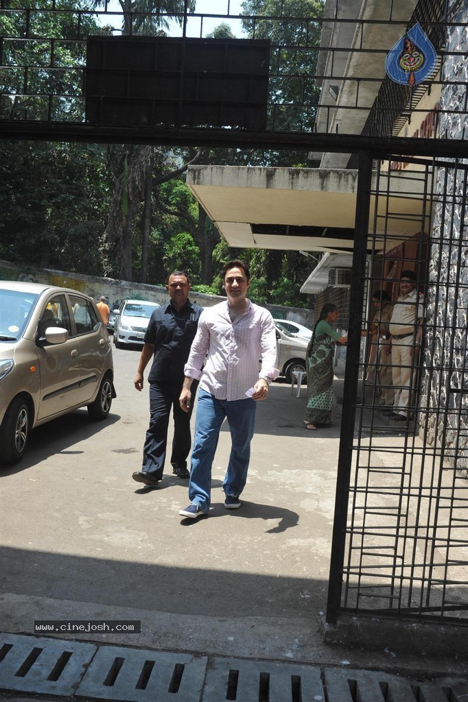 Bolly Celebs Snapped Voting for Loksabha Polls 2014 - 49 / 233 photos