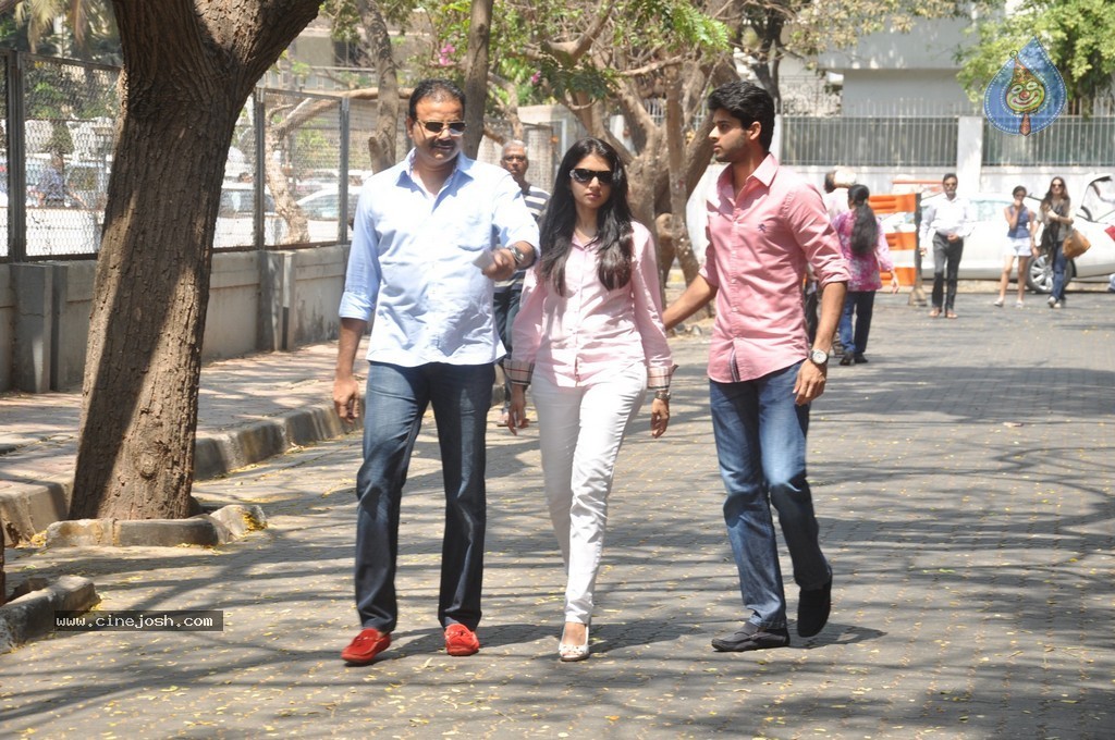 Bolly Celebs Snapped Voting for Loksabha Polls 2014 - 51 / 233 photos