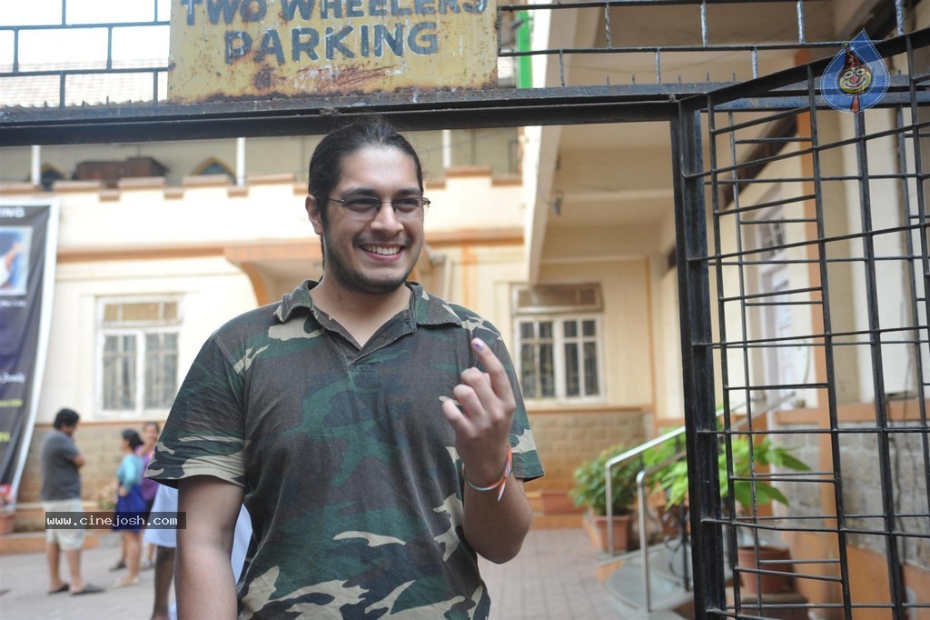 Bolly Celebs Snapped Voting for Loksabha Polls 2014 - 52 / 233 photos