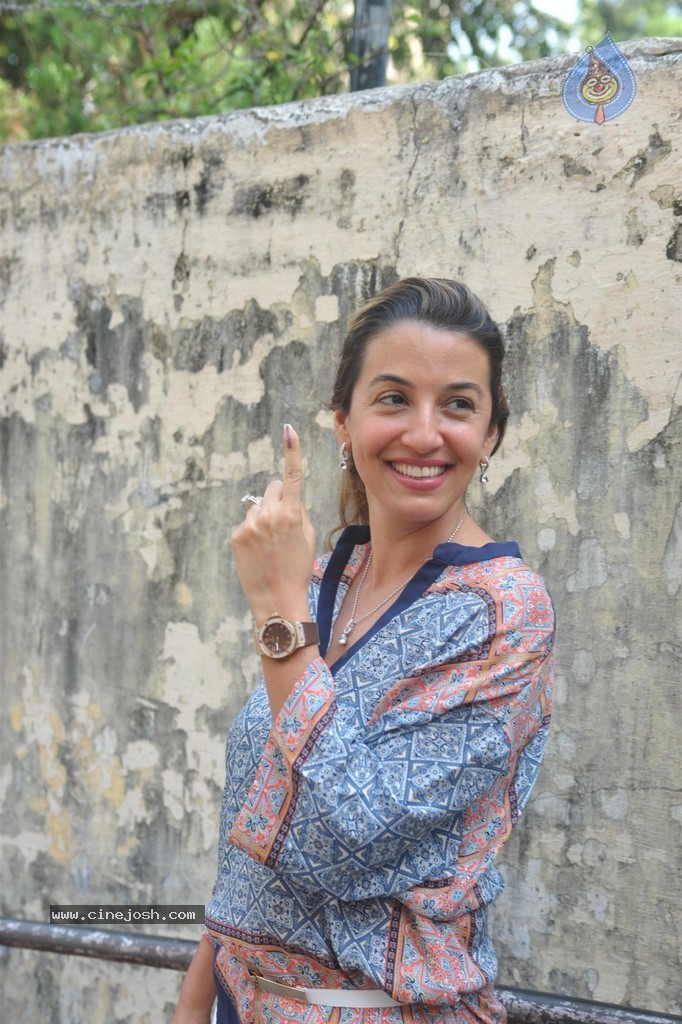 Bolly Celebs Snapped Voting for Loksabha Polls 2014 - 53 / 233 photos