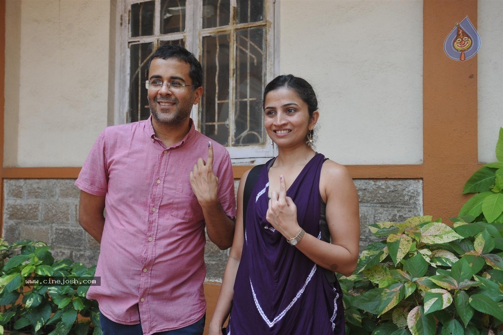 Bolly Celebs Snapped Voting for Loksabha Polls 2014 - 54 / 233 photos