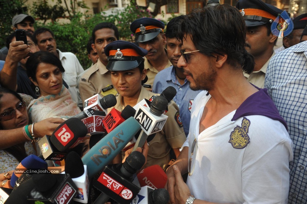 Bolly Celebs Snapped Voting for Loksabha Polls 2014 - 59 / 233 photos