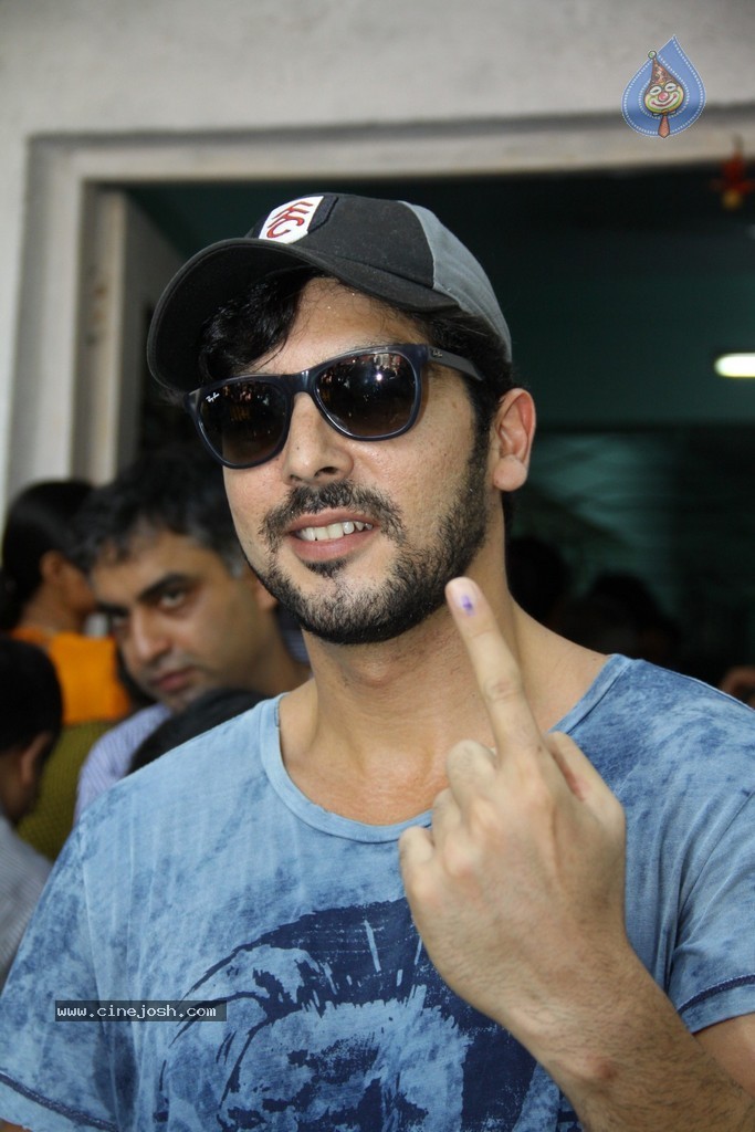 Bolly Celebs Snapped Voting for Loksabha Polls 2014 - 63 / 233 photos