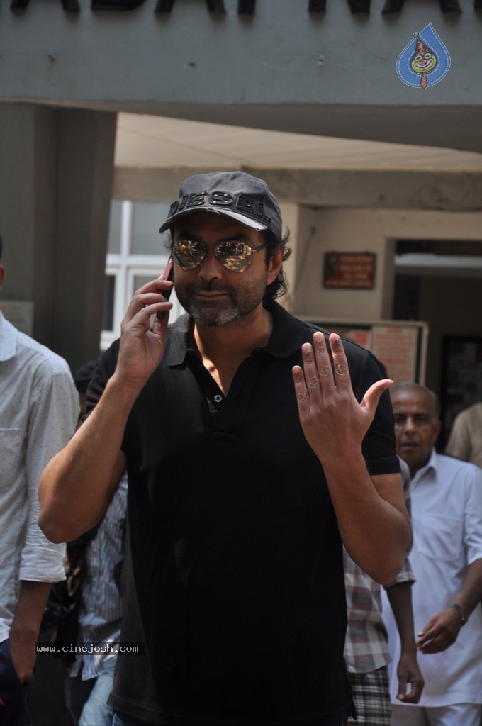 Bolly Celebs Snapped Voting for Loksabha Polls 2014 - 67 / 233 photos