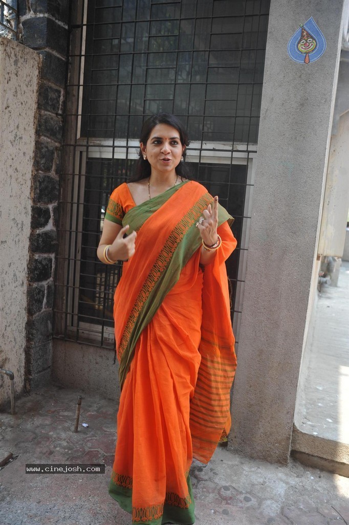 Bolly Celebs Snapped Voting for Loksabha Polls 2014 - 147 / 233 photos