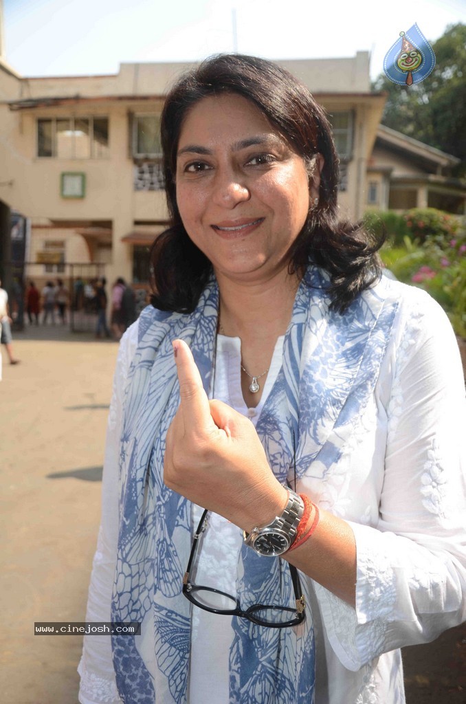 Bolly Celebs Snapped Voting for Loksabha Polls 2014 - 152 / 233 photos