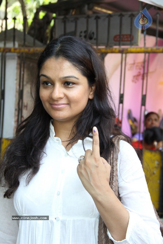 Bolly Celebs Snapped Voting for Loksabha Polls 2014 - 153 / 233 photos