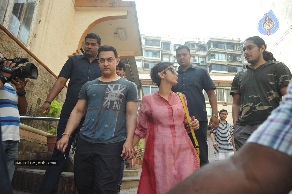 Bolly Celebs Snapped Voting for Loksabha Polls 2014 - 167 / 233 photos
