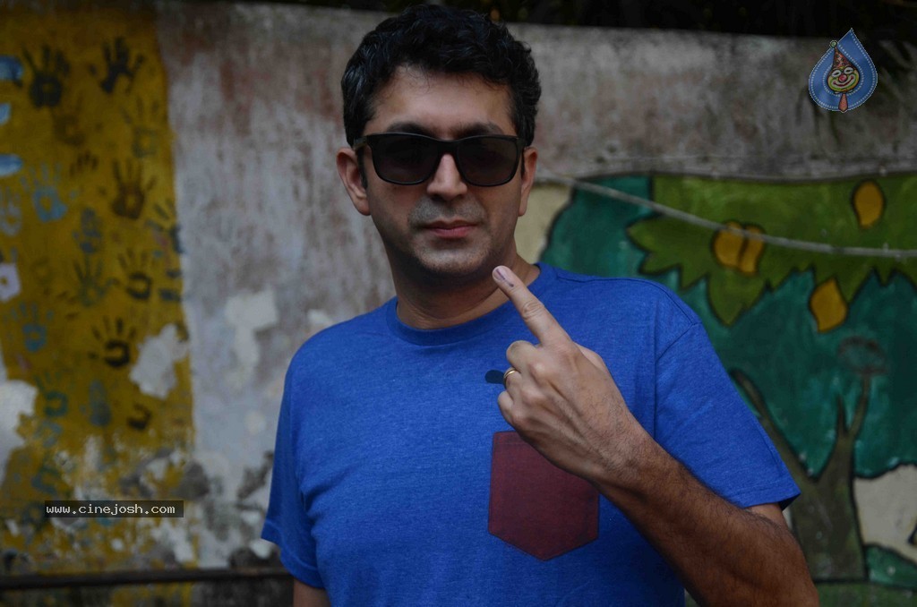 Bolly Celebs Snapped Voting for Loksabha Polls 2014 - 210 / 233 photos