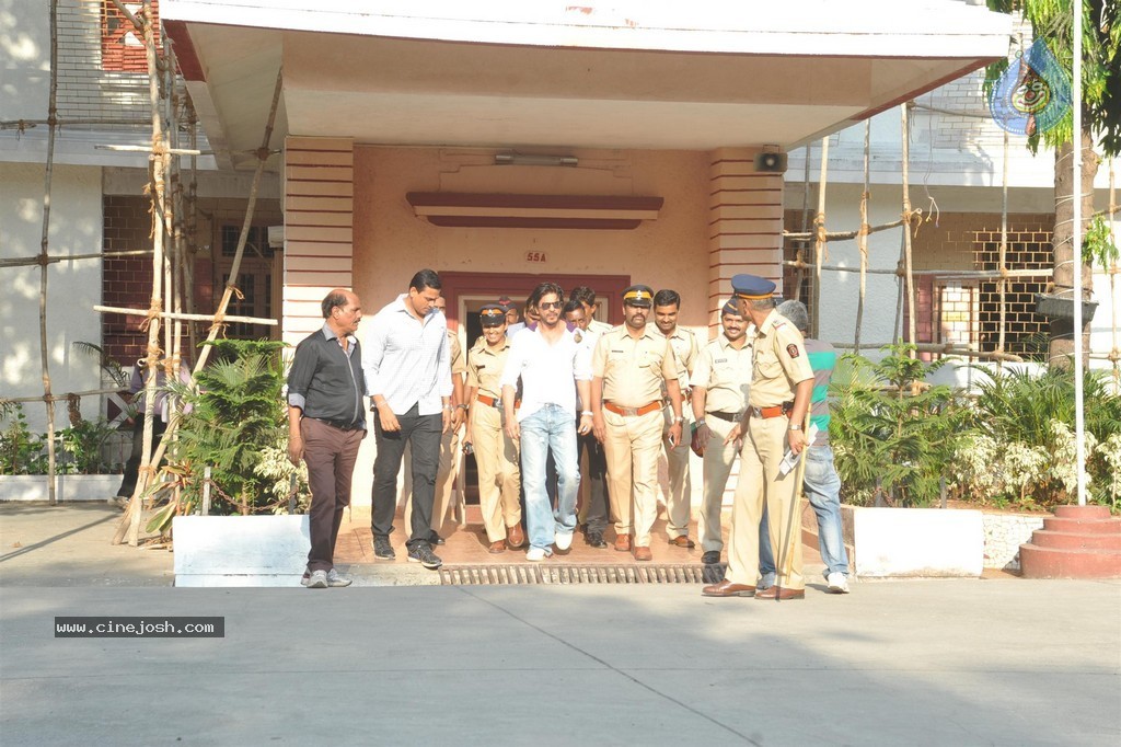 Bolly Celebs Snapped Voting for Loksabha Polls 2014 - 215 / 233 photos