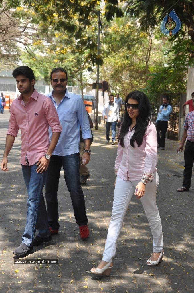Bolly Celebs Snapped Voting for Loksabha Polls 2014 - 218 / 233 photos