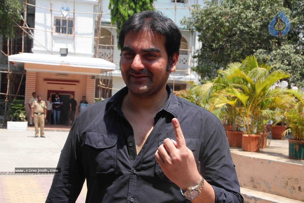 Bolly Celebs Snapped Voting for Loksabha Polls 2014 - 219 / 233 photos