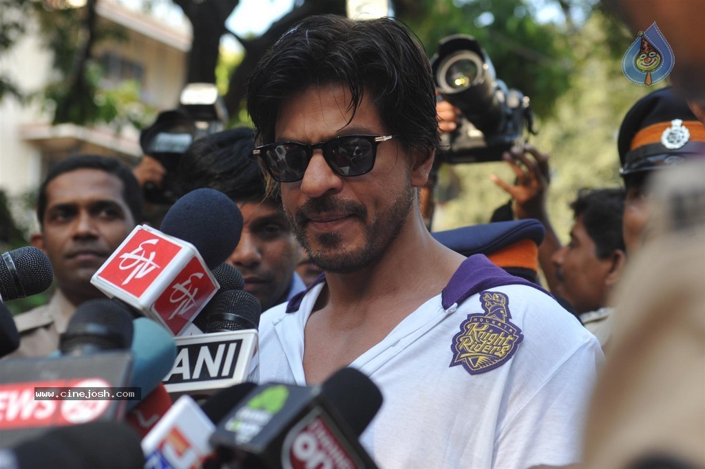 Bolly Celebs Snapped Voting for Loksabha Polls 2014 - 225 / 233 photos