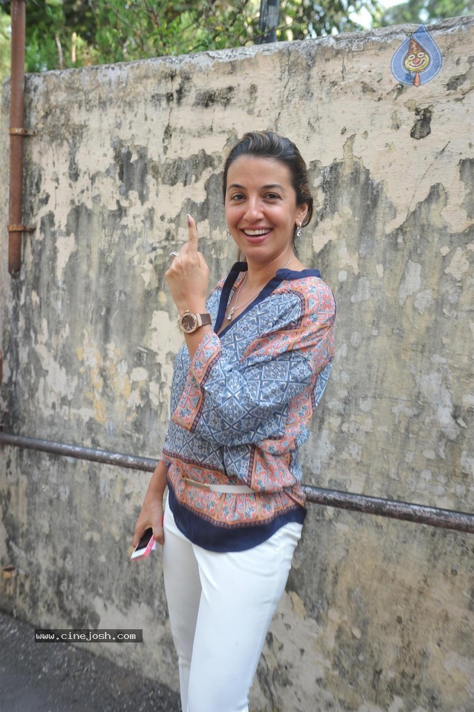Bolly Celebs Snapped Voting for Loksabha Polls 2014 - 227 / 233 photos