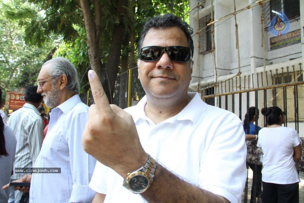 Bolly Celebs Snapped Voting for Loksabha Polls 2014 - 231 / 233 photos