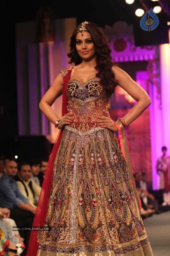 Bolly Celebs Walks the Ramp at AVIBFW- 01 - 67 / 118 photos