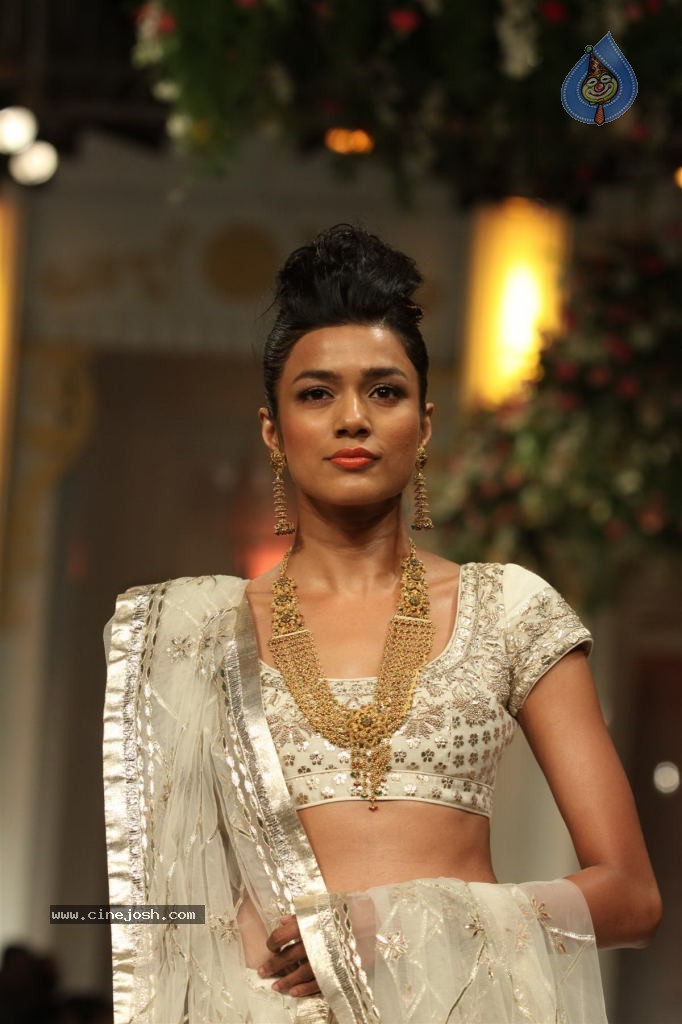 Bolly Celebs Walks the Ramp at AVIBFW- 01 - 78 / 118 photos