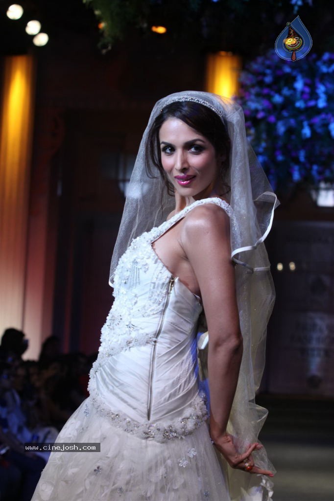 Bolly Celebs Walks the Ramp at AVIBFW- 01 - 83 / 118 photos