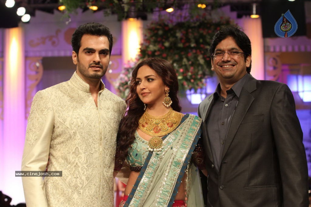 Bolly Celebs Walks the Ramp at AVIBFW- 01 - 84 / 118 photos