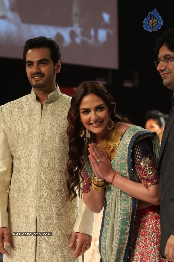 Bolly Celebs Walks the Ramp at AVIBFW- 01 - 90 / 118 photos