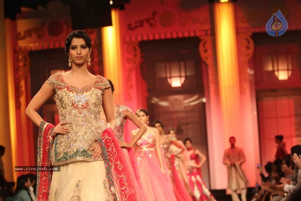 Bolly Celebs Walks the Ramp at AVIBFW- 01 - 93 / 118 photos