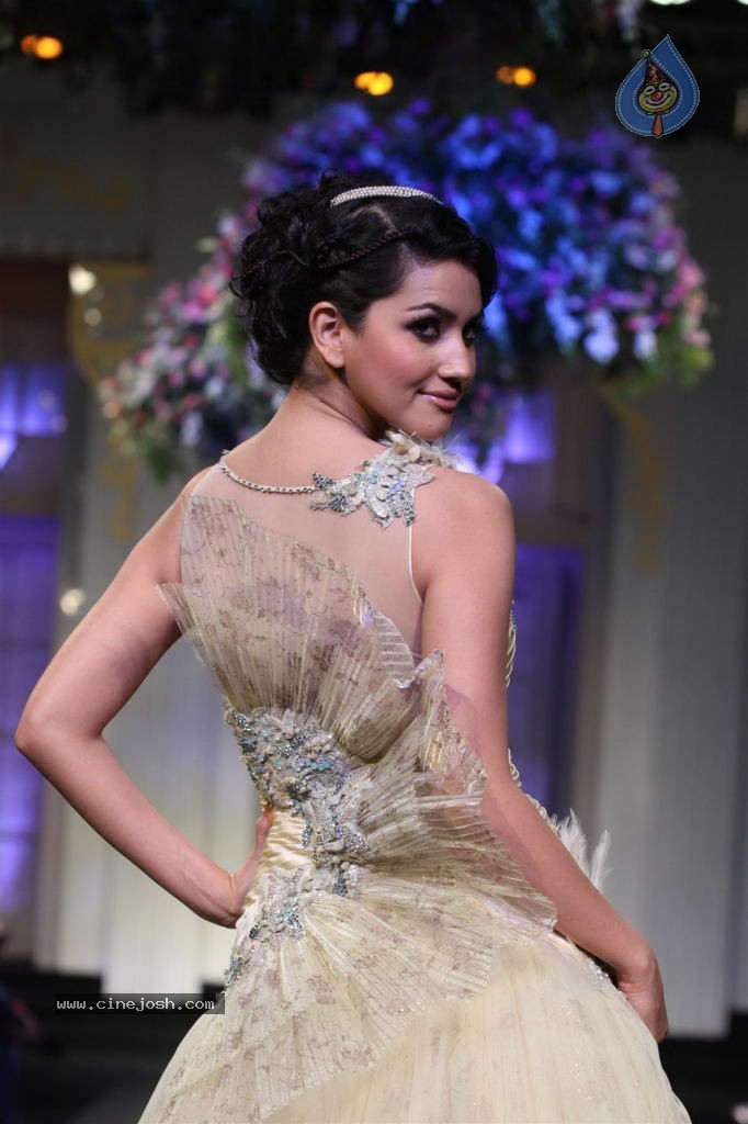 Bolly Celebs Walks the Ramp at AVIBFW- 01 - 100 / 118 photos