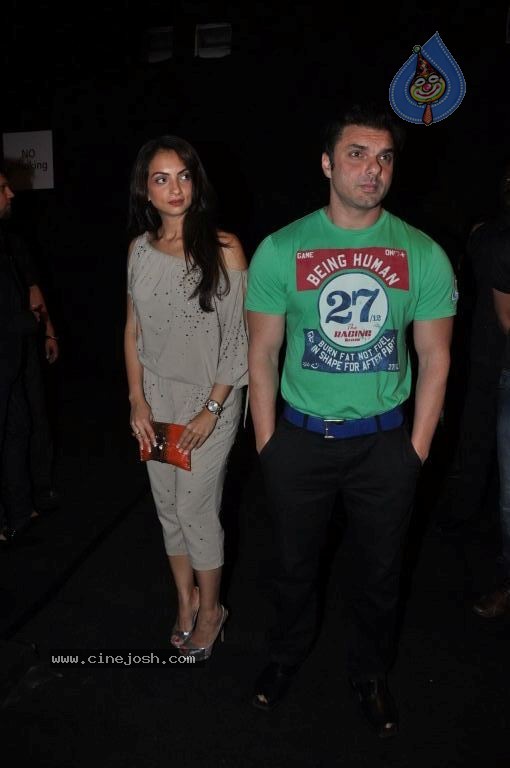 Bolly Celebs Walks the Ramp at AVIBFW- 02 - 25 / 115 photos