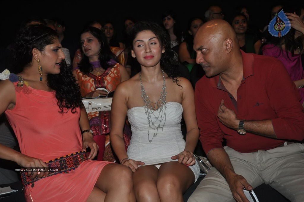 Bolly Celebs Walks the Ramp at AVIBFW- 02 - 75 / 115 photos