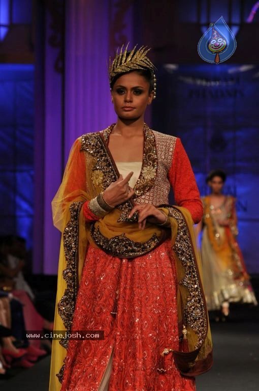 Bolly Celebs Walks the Ramp at AVIBFW- 02 - 96 / 115 photos