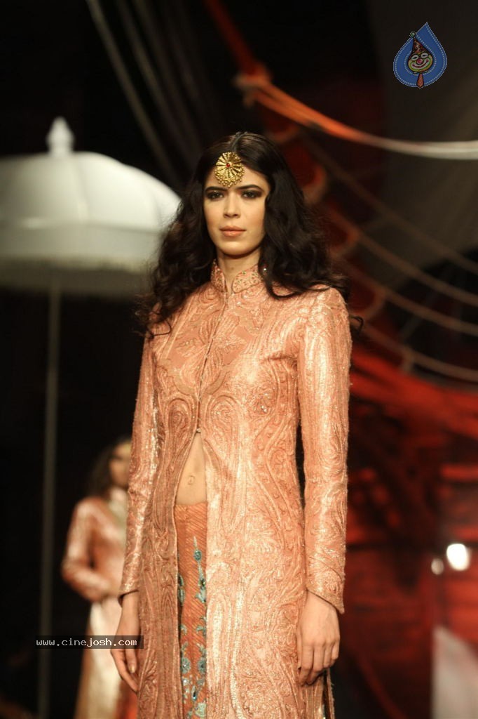 Bolly Celebs Walks the Ramp at AVIBW - 24 / 101 photos