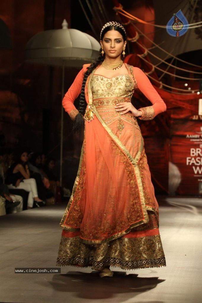 Bolly Celebs Walks the Ramp at AVIBW - 28 / 101 photos