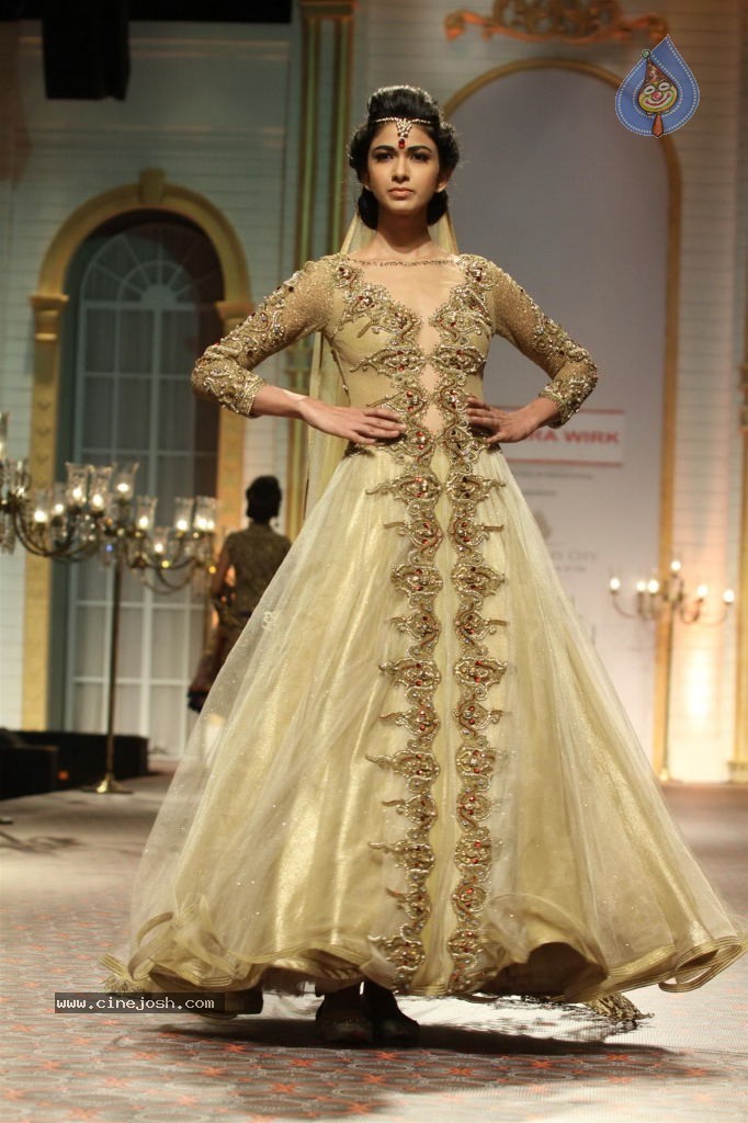 Bolly Celebs Walks the Ramp at AVIBW - 29 / 101 photos