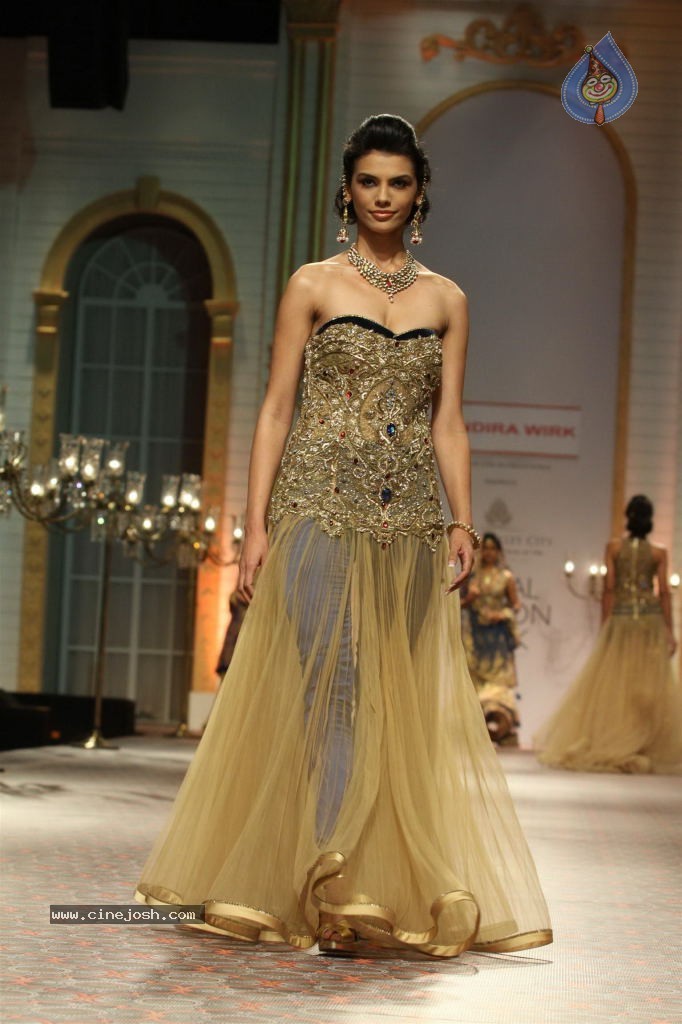 Bolly Celebs Walks the Ramp at AVIBW - 30 / 101 photos