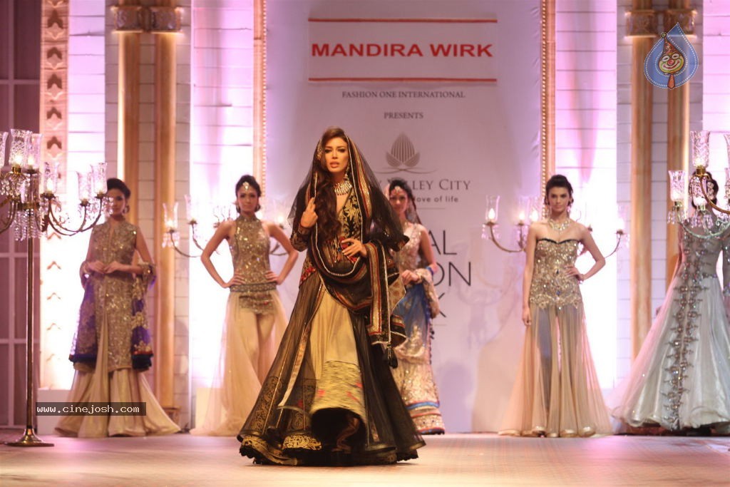 Bolly Celebs Walks the Ramp at AVIBW - 35 / 101 photos
