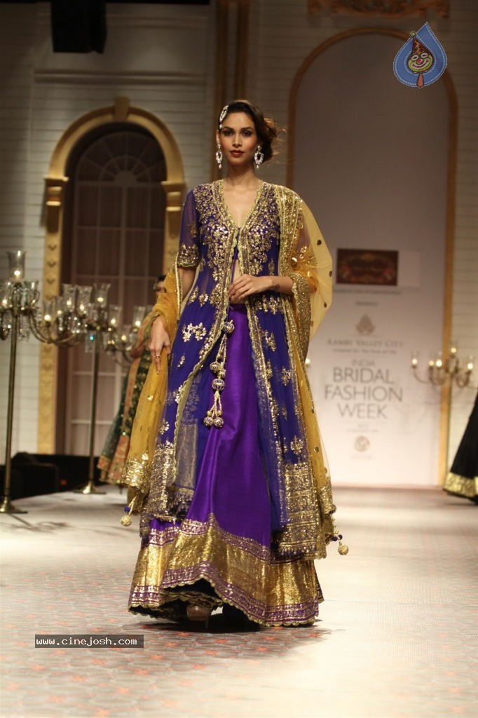 Bolly Celebs Walks the Ramp at AVIBW - 66 / 101 photos