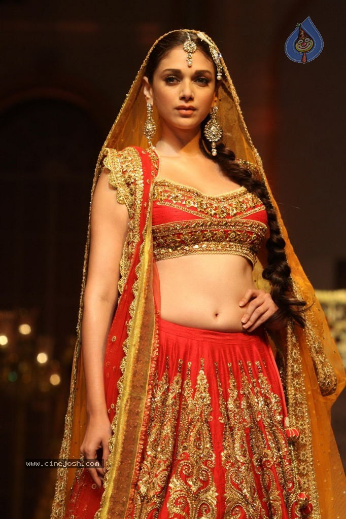 Bolly Celebs Walks the Ramp at AVIBW - 73 / 101 photos