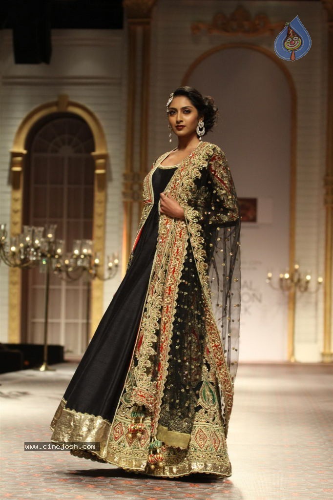 Bolly Celebs Walks the Ramp at AVIBW - 76 / 101 photos