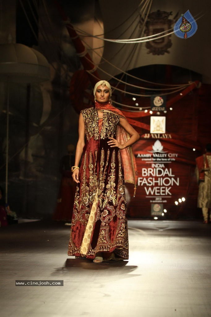 Bolly Celebs Walks the Ramp at AVIBW - 80 / 101 photos