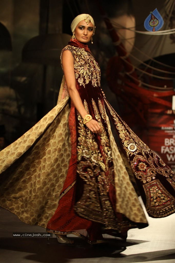 Bolly Celebs Walks the Ramp at AVIBW - 81 / 101 photos